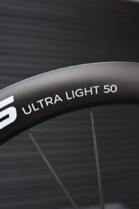 Aerospects MOD.UL-50 Carbon Laufrad mit Aerospects Schriftzug