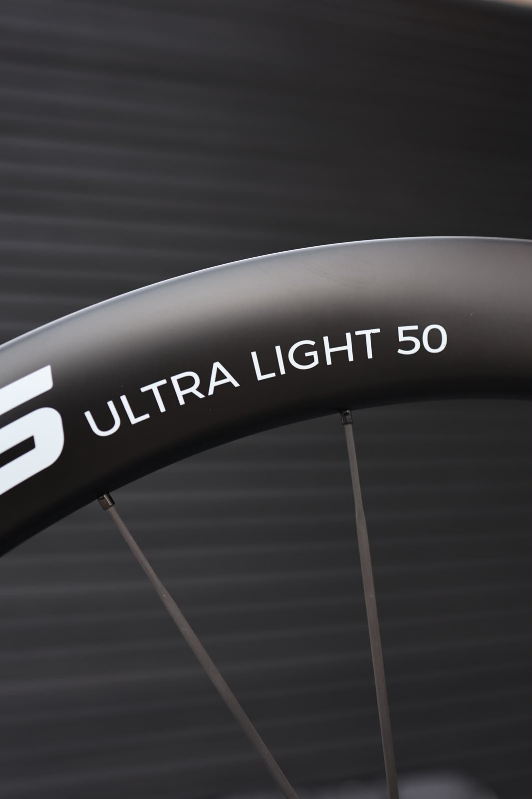 Aerospects MOD.UL-50 Carbon Laufrad mit Aerospects Schriftzug