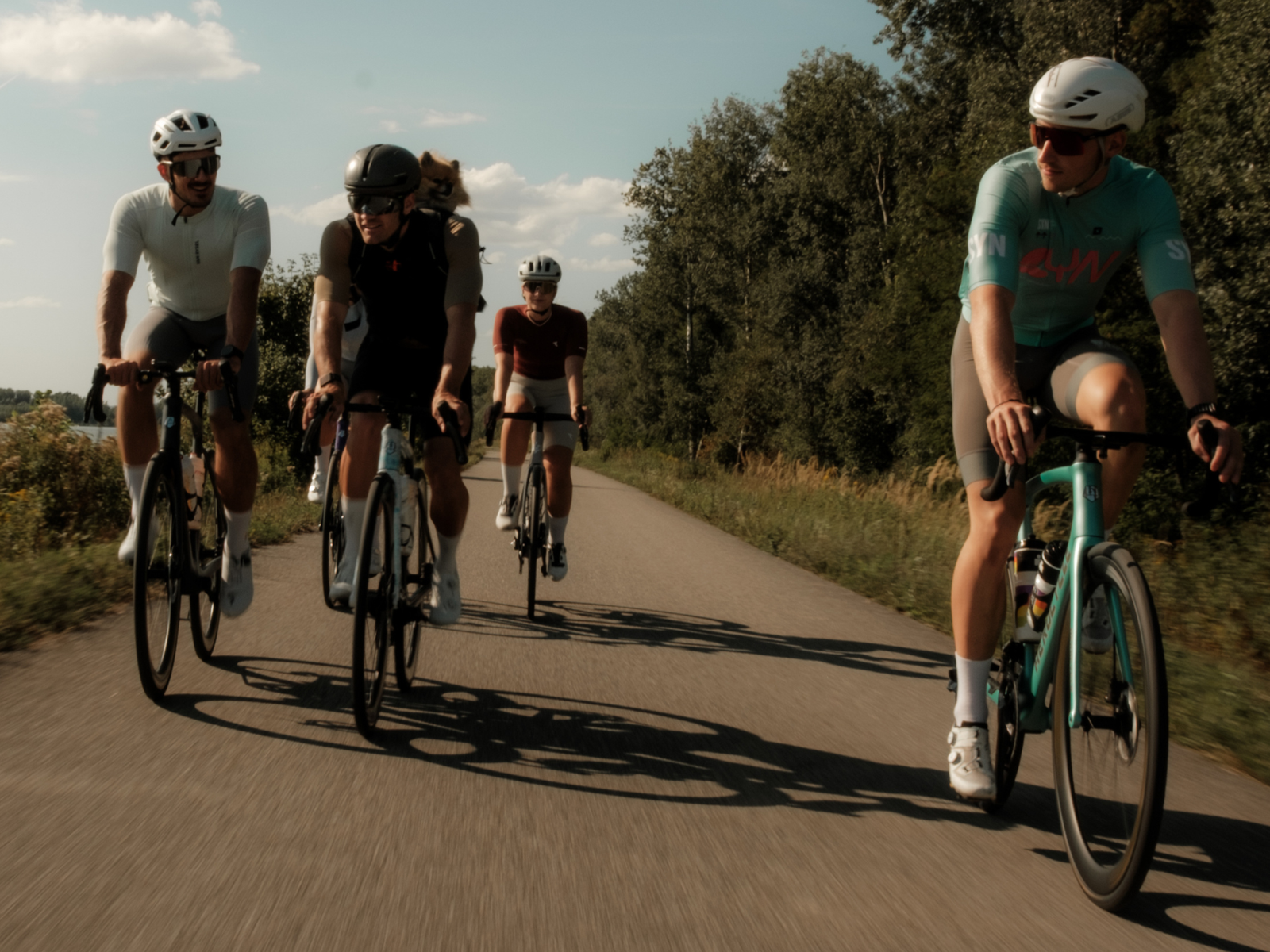 Gruppe von Rennradfahrern bei einer gemeinsamen Ausfahrt mit Aerocycle